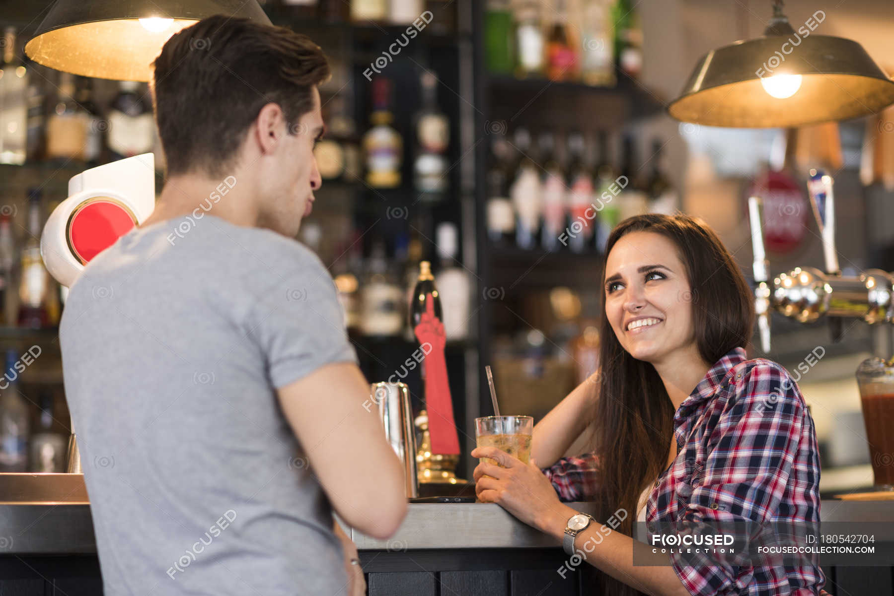 Латинская красотка трахается с барменом в пустом ресторане