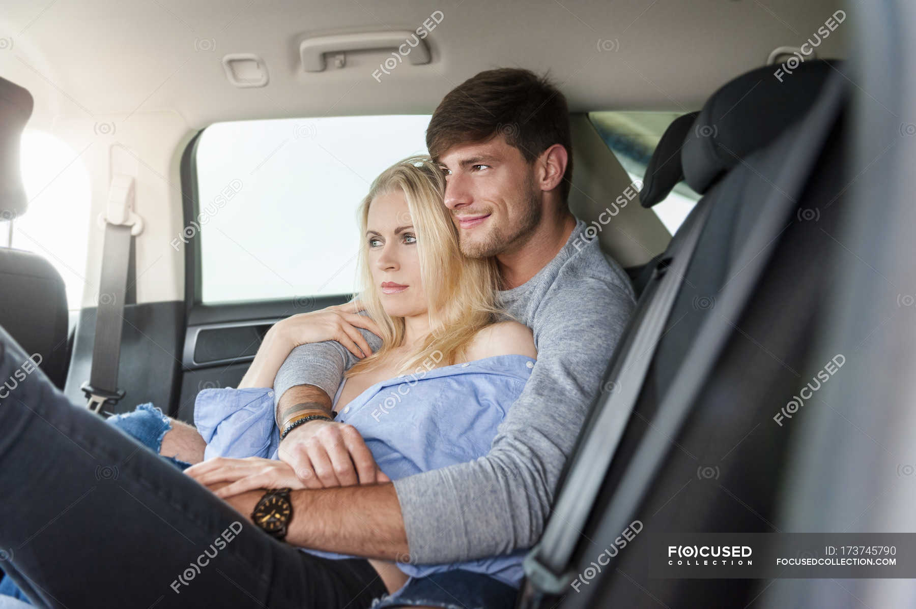 Наташа хочет отсосать мужу на заднем сидении автомобиля