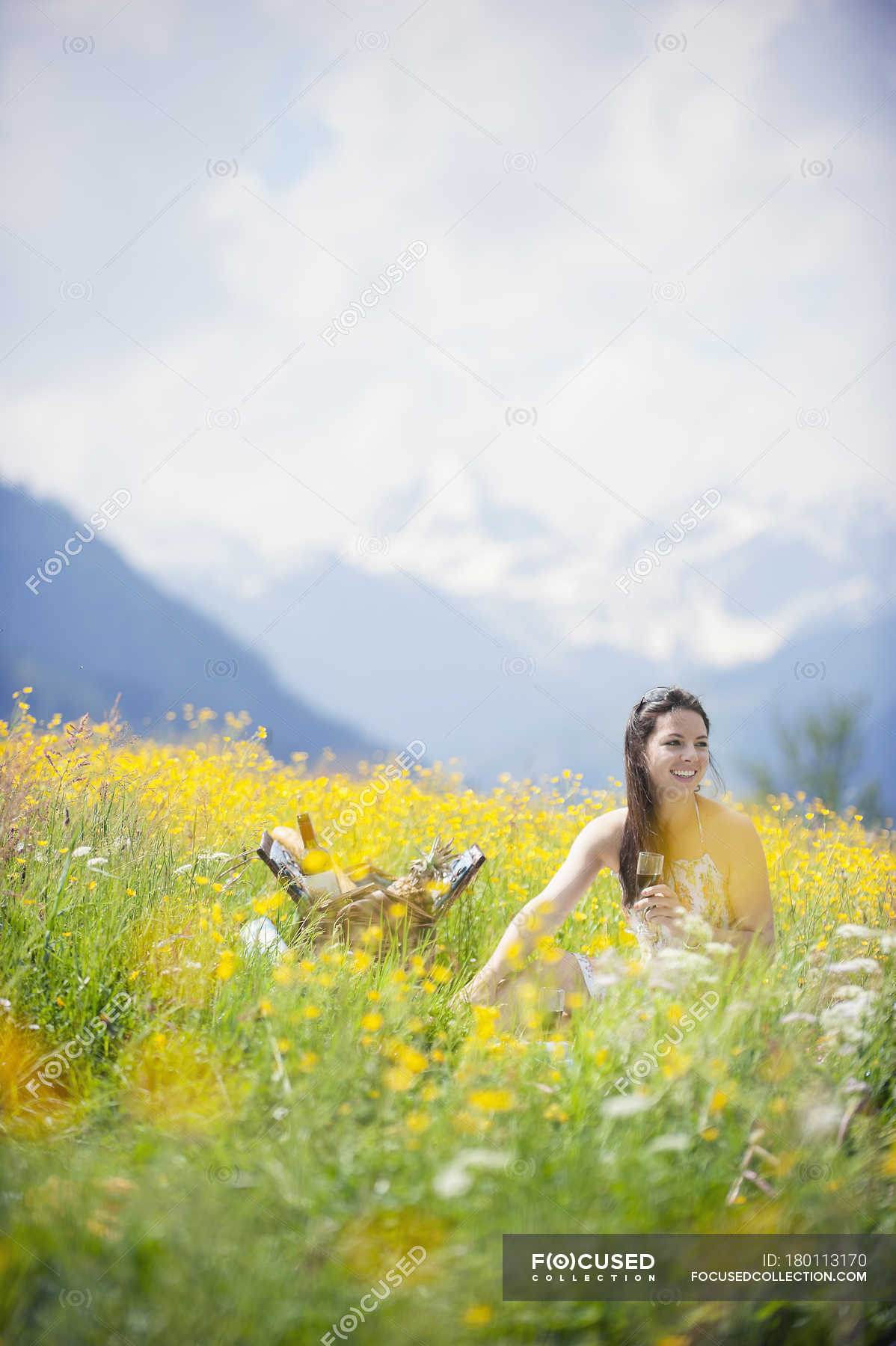 Девушка на альпийских лугах