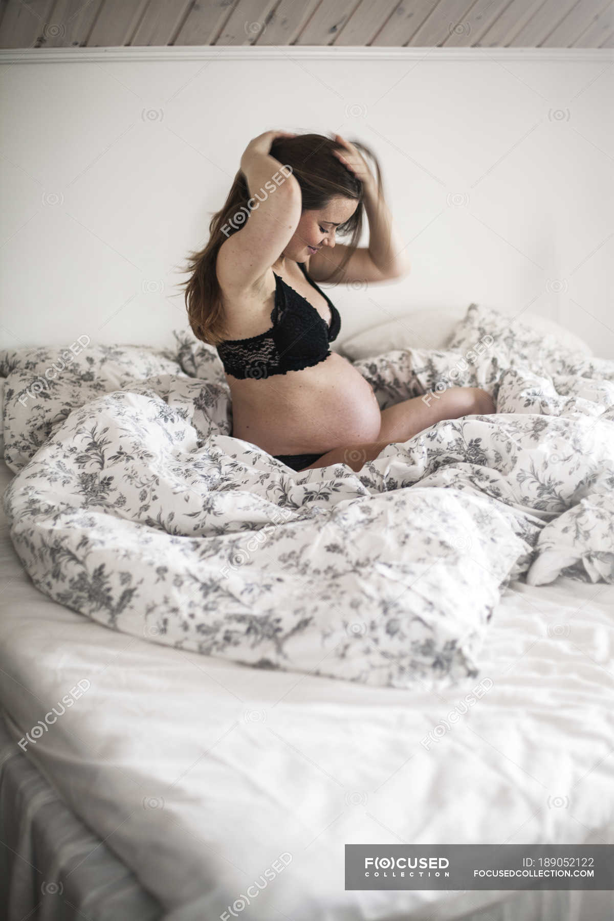 Фотосессия беременности в постели