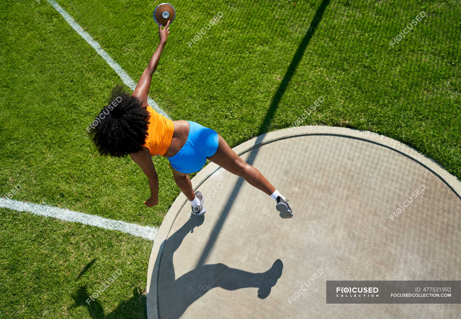 Leichtathletin wirft Diskus Werfen volle Länge Stock Photo