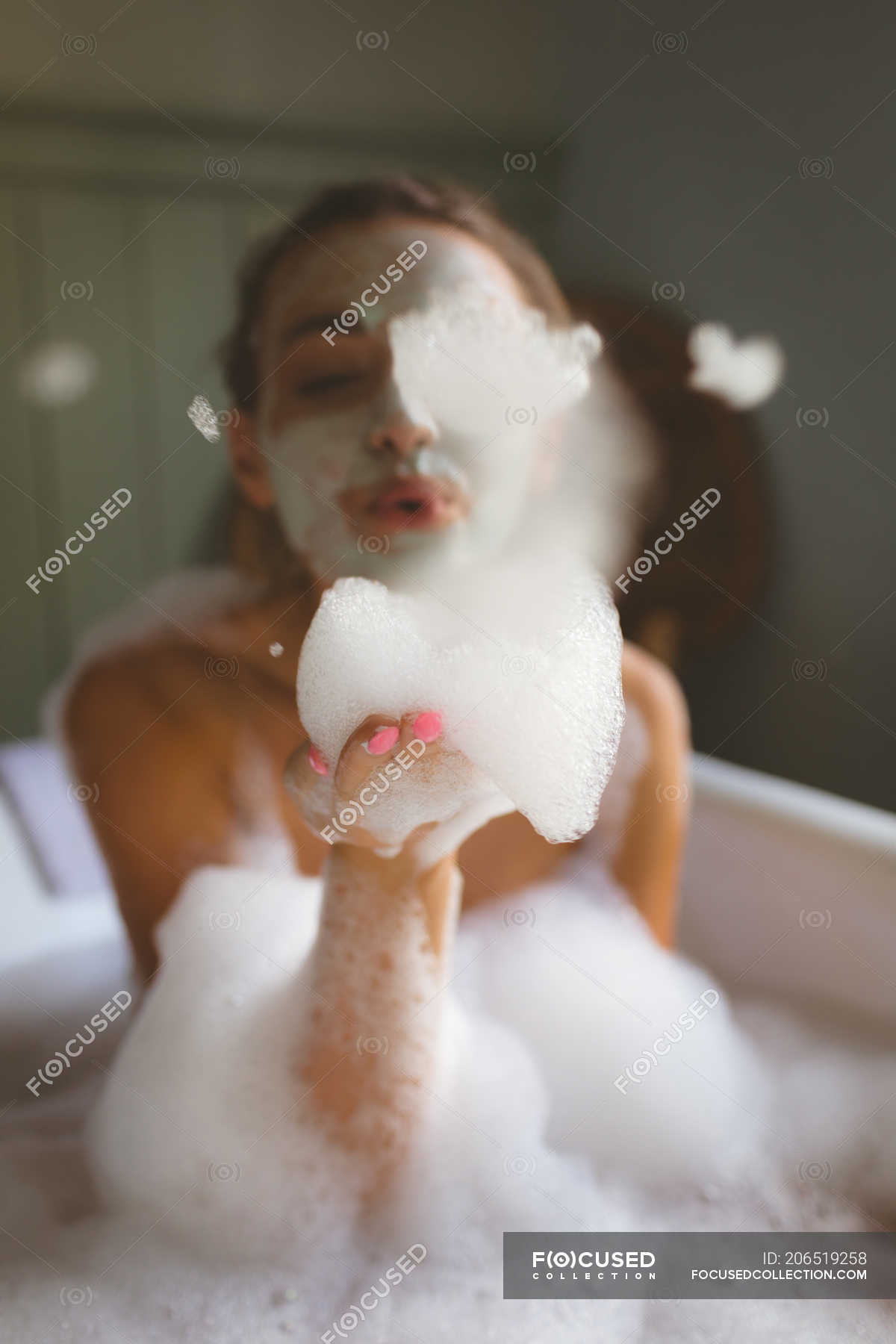 Дамочка в ванной с пенкой