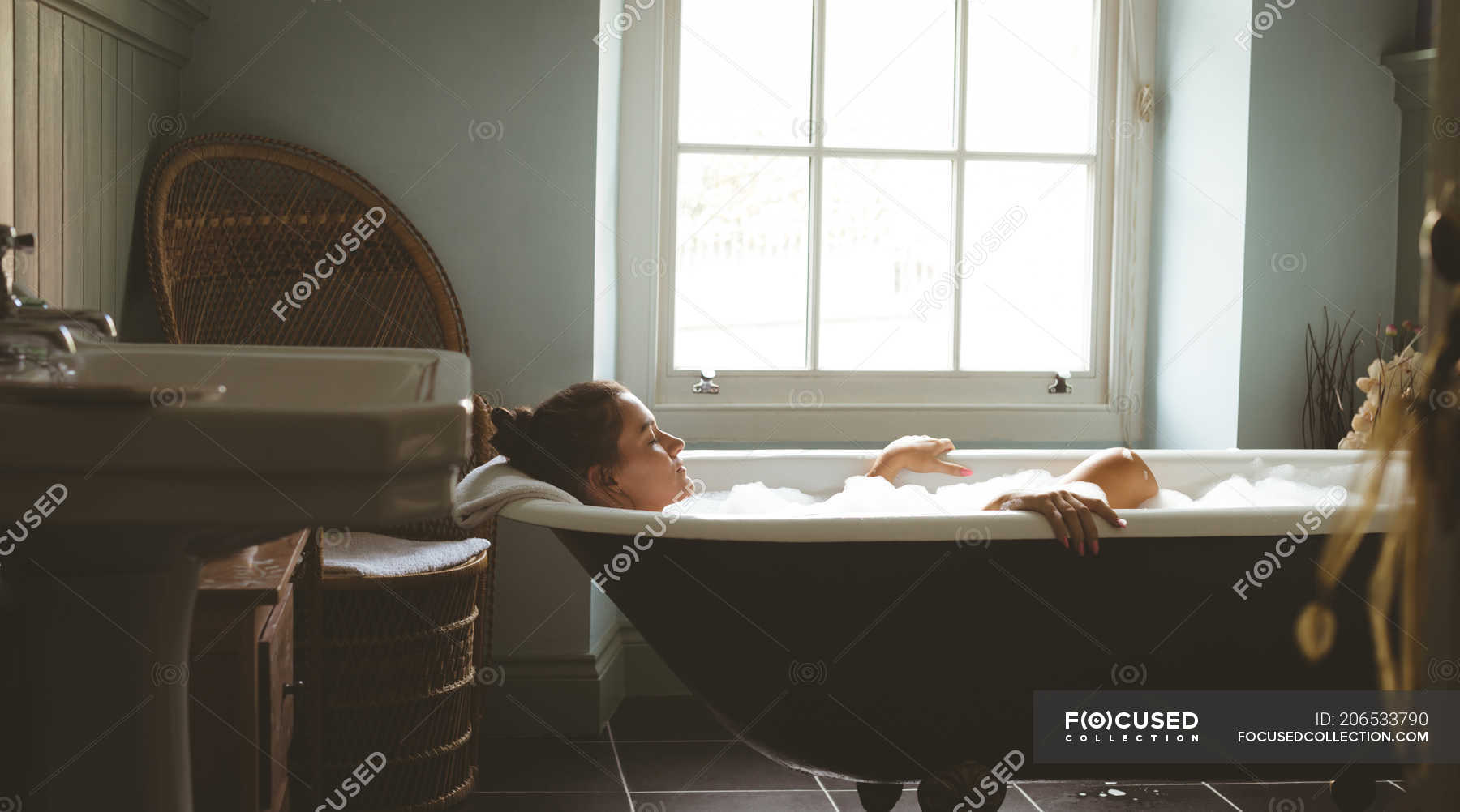 Беременная жена принимает ванну фото