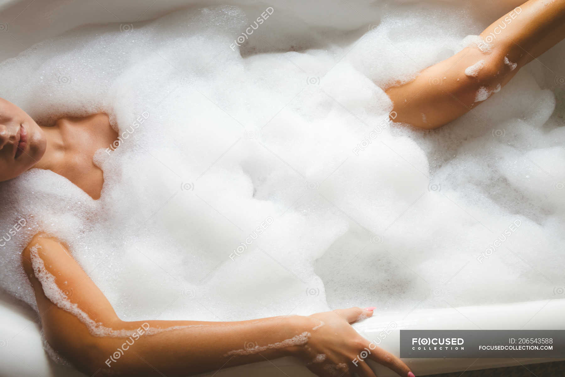 Тело девушек в ванной с пеной