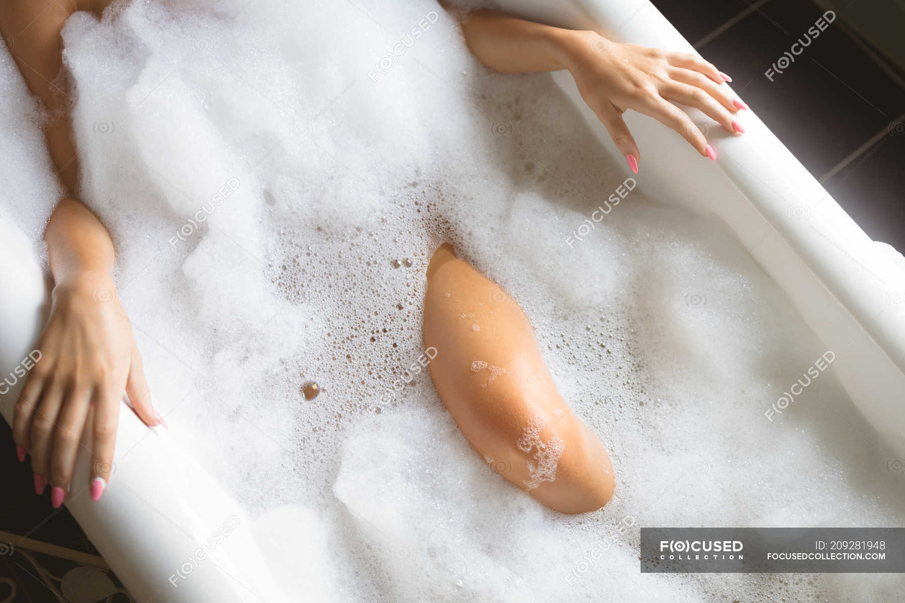 Миниатюрная азиатка принимает ванну с пенкой и мастурбирует лейкой