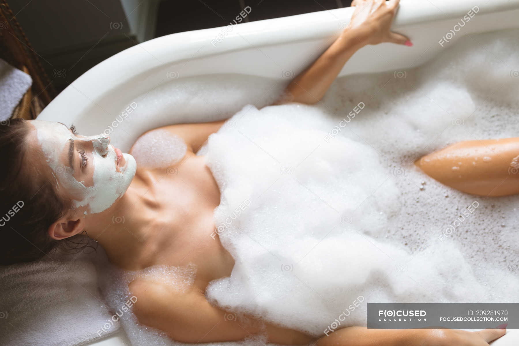 Красивая грудь девушки принимающей ванну фото