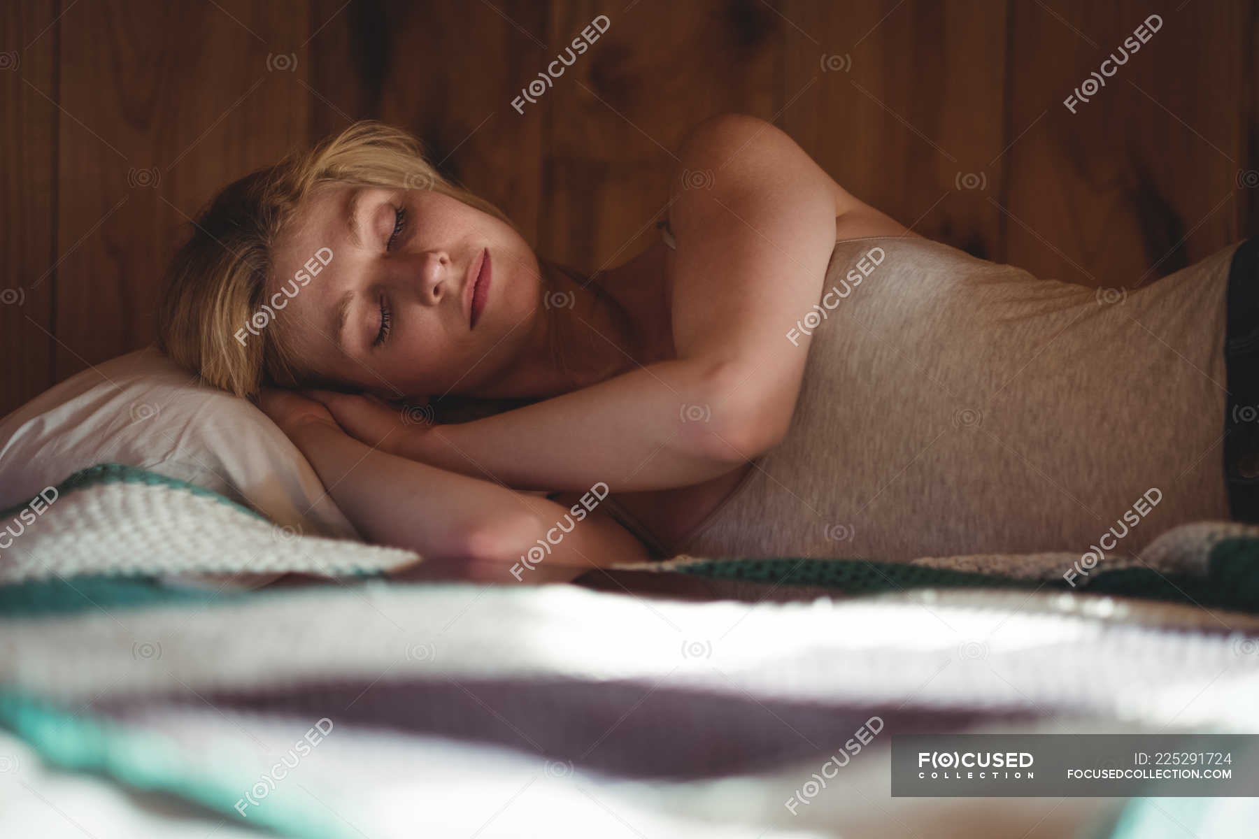 Голая жена в спальне спит
