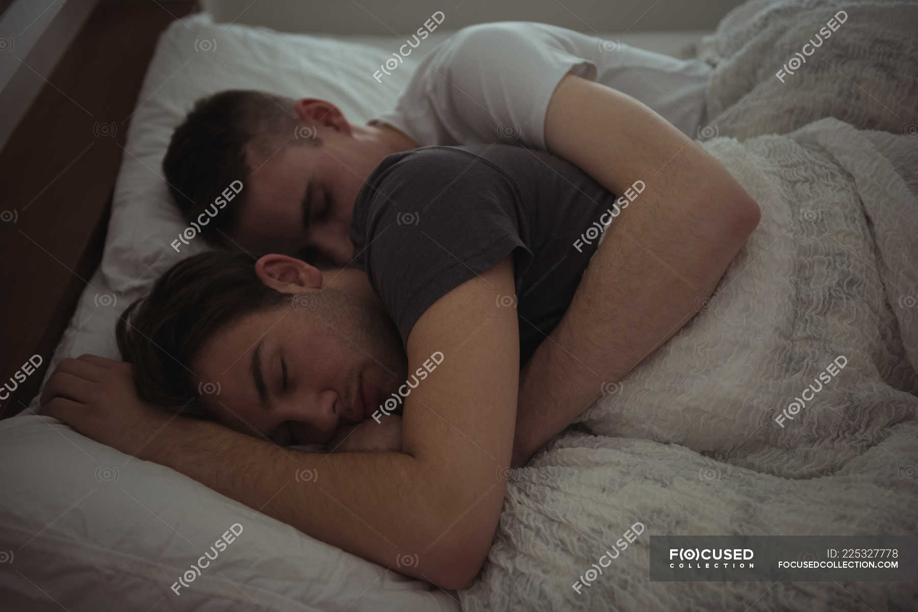 Молоденькая брюнеточка страстно трахается в бритую киску с парнем в спальне