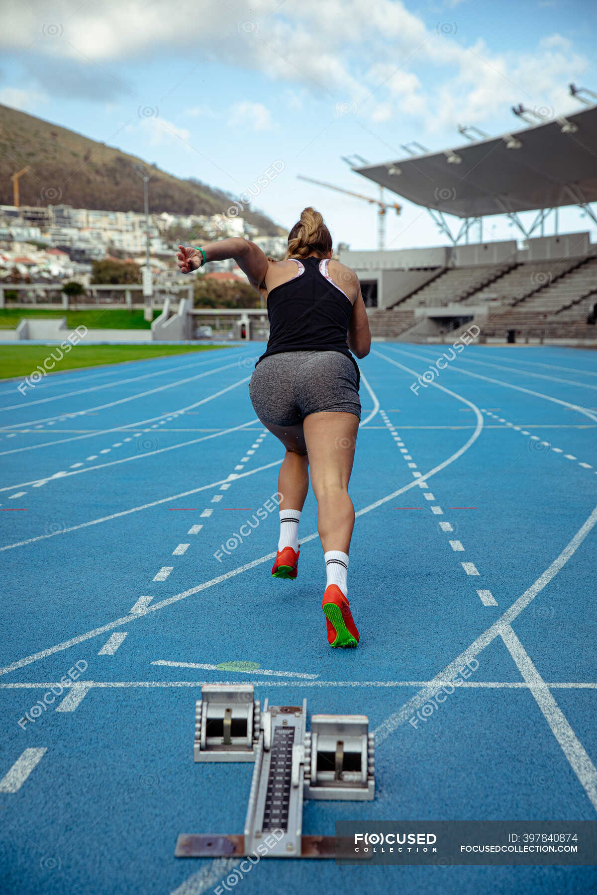 Vista Trasera De Una Atleta Cauc Sica Practicando En Un Estadio