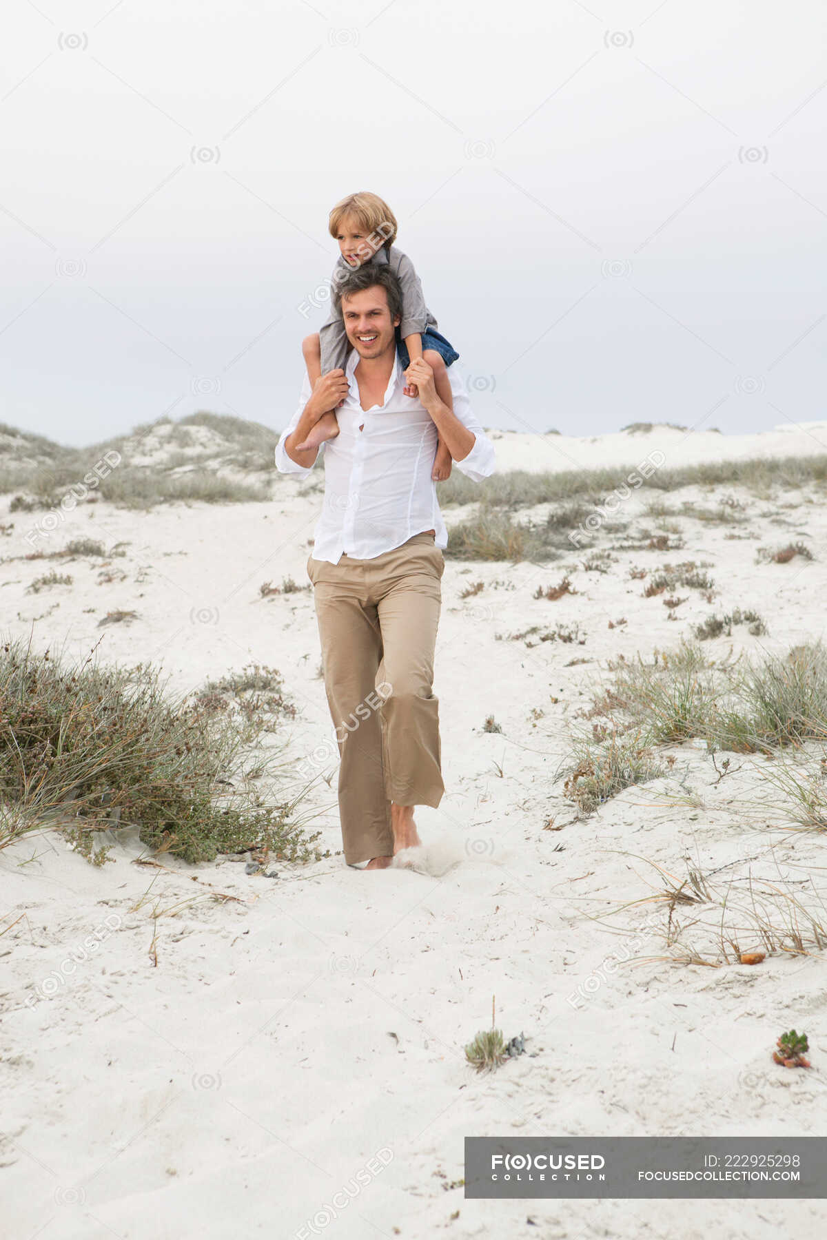 Mann Tr Gt Seinen Sohn Am Strand Auf Den Schultern Sediment Material