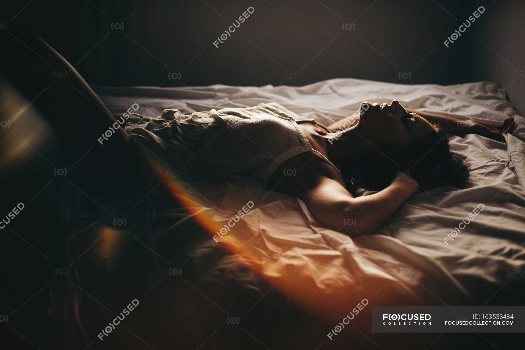 Одинокая дама возбуждается в постели