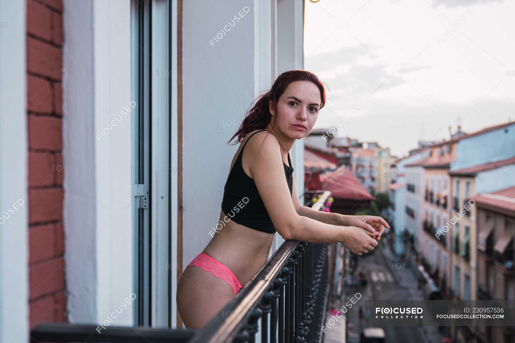 Изящная девушка на балконе обнаженная