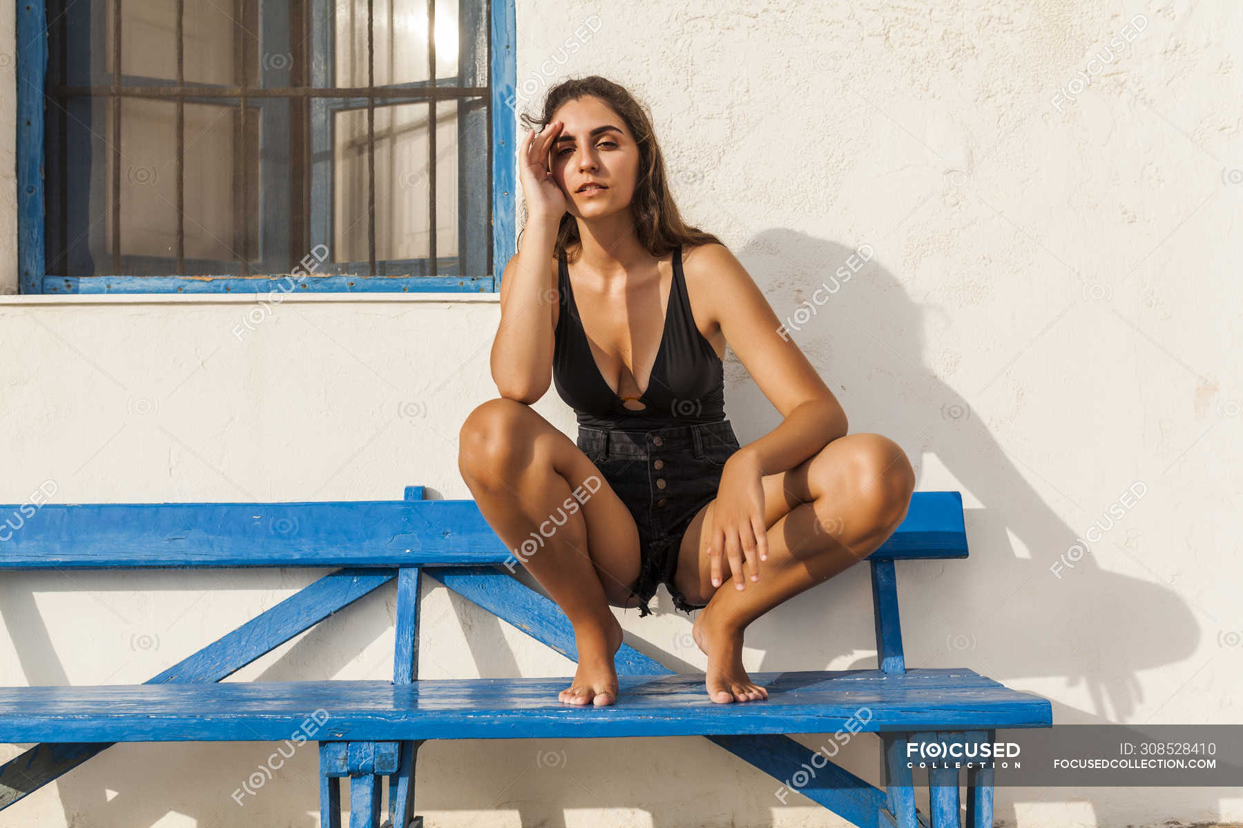 Жена сидит на шкафу раздвинув ноги фото
