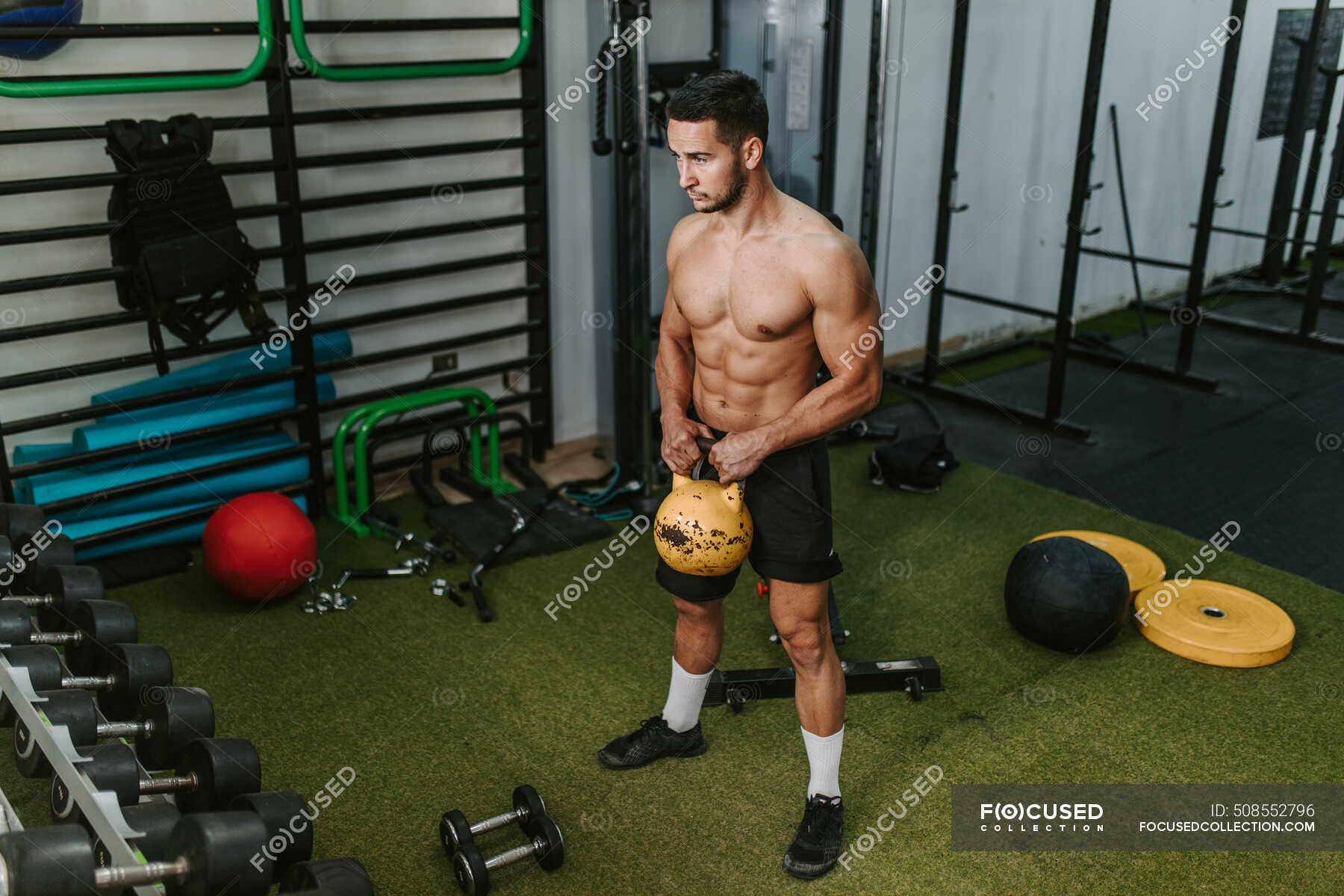 Hombre Atl Tico Con Torso Desnudo Haciendo Ejercicios Con Pesadas Pesas Durante El Entrenamiento