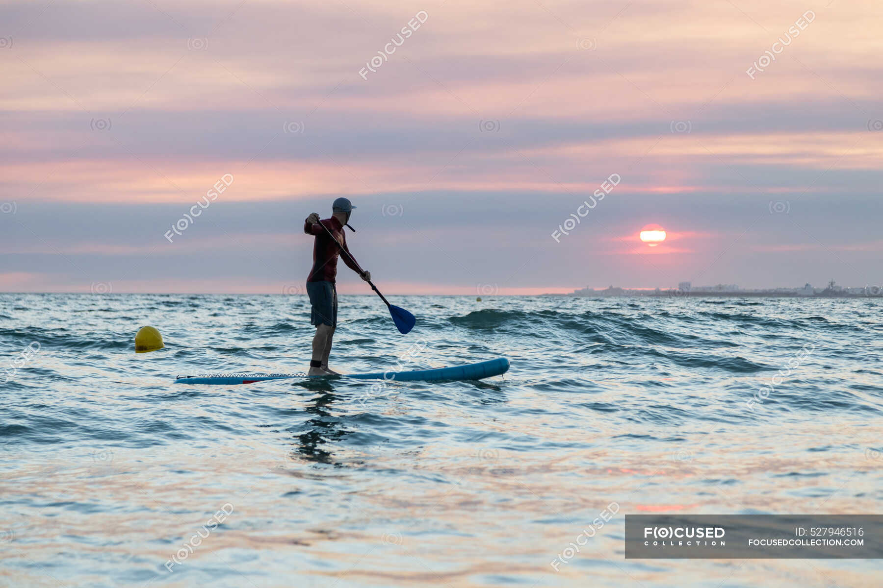 Vista Lateral Del Surfista Masculino En Traje De Neopreno Y Sombrero En