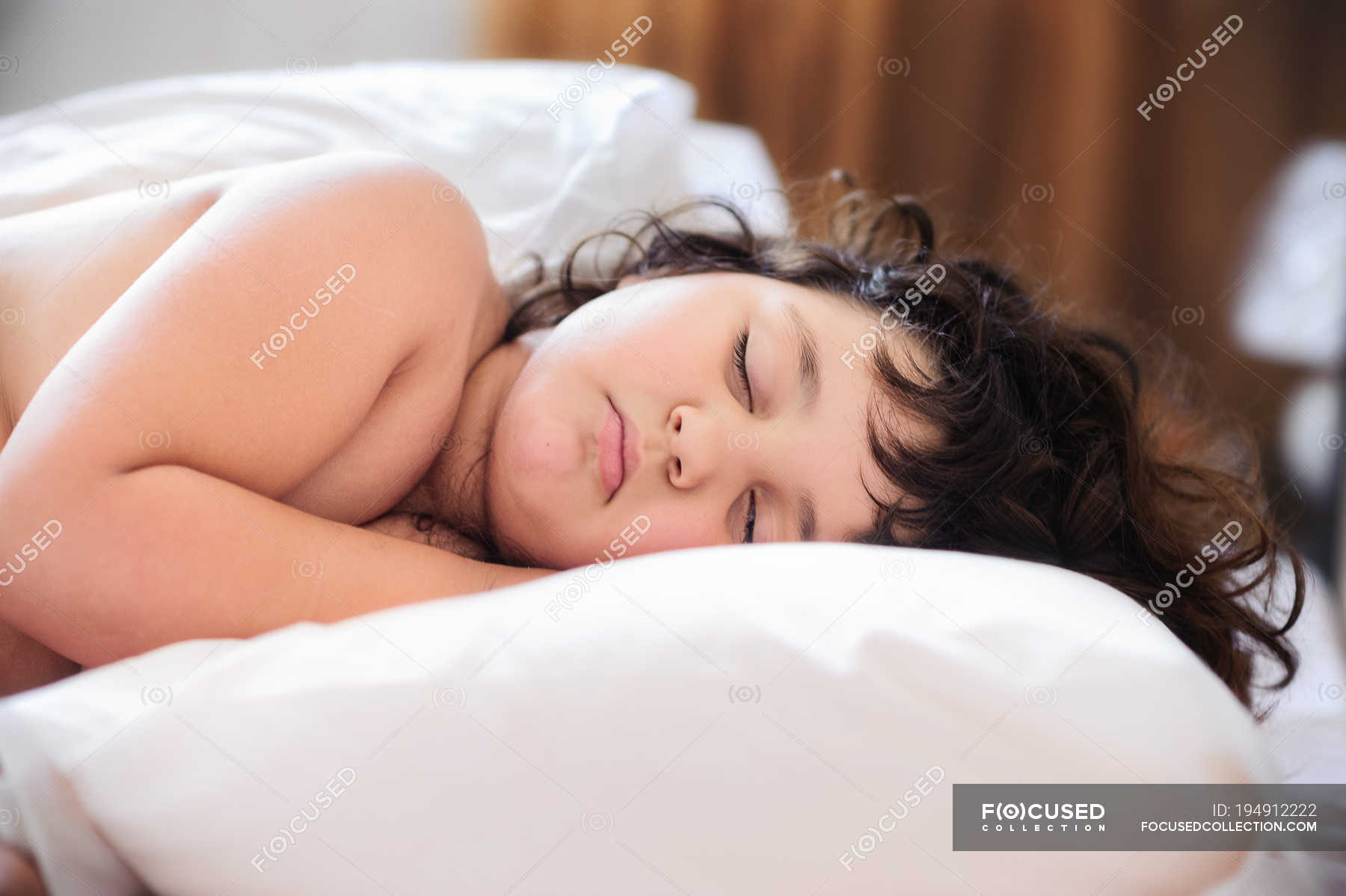 Голая сноха спит на большой кровате фото