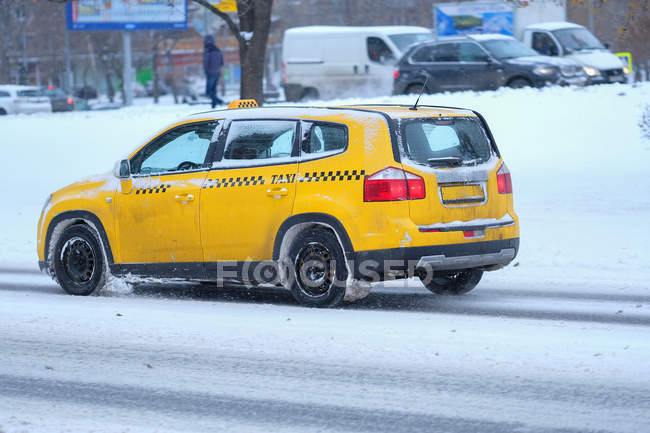 Taxi su una strada innevata — Foto stock