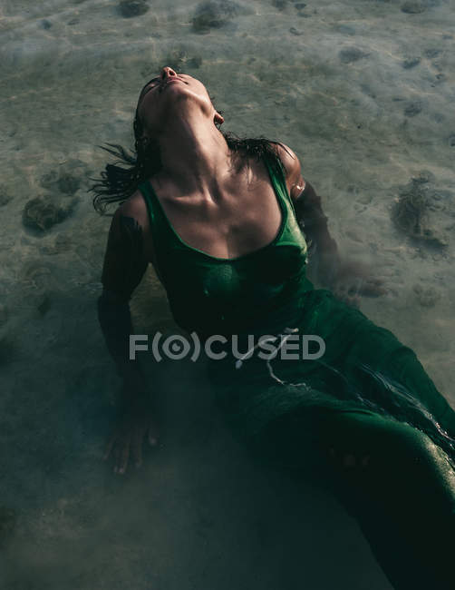 Mujer bañándose en el mar - foto de stock