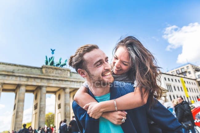 Casal feliz se divertindo em Berlim — Fotografia de Stock