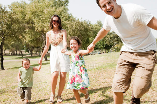 Famiglia che gioca con due bambini — Foto stock