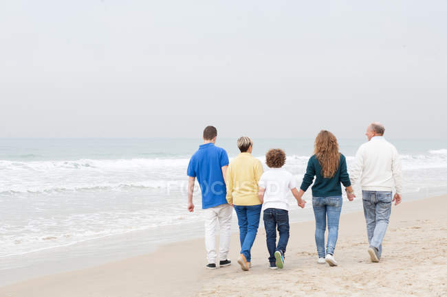 Щаслива родина, що гуляє на пляжі — стокове фото