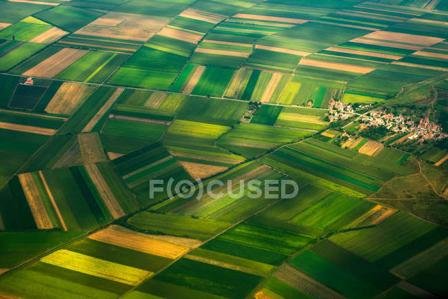 Vista superior foto aérea de asentamientos y campos - foto de stock