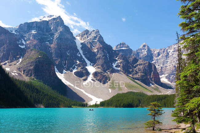 Navegando en el lago Moraine - foto de stock