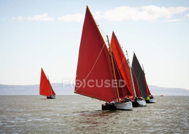 Traditionelle Holzboote mit rotem Segel. — Stockfoto