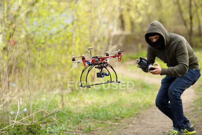 Hombre volando con el dron - foto de stock