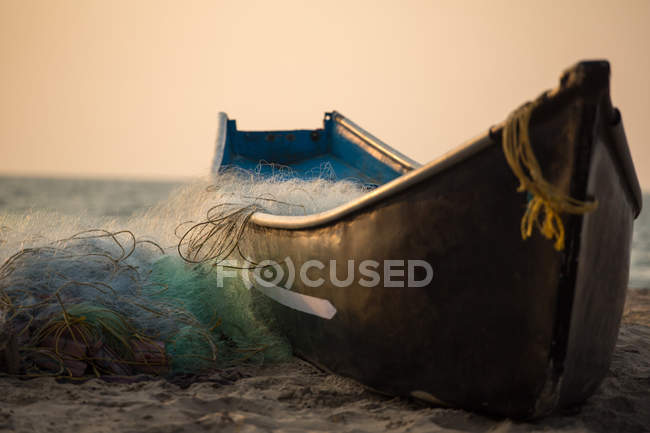 Рибальський човен з рибальськими сітками — стокове фото