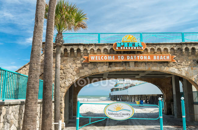 Entrada a la calle principal en Daytona Beach, Florida - foto de stock