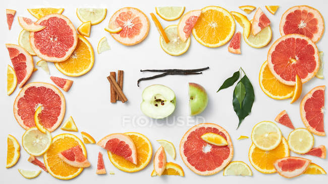 Conjunto de cítricos con hojas sobre fondo blanco - foto de stock