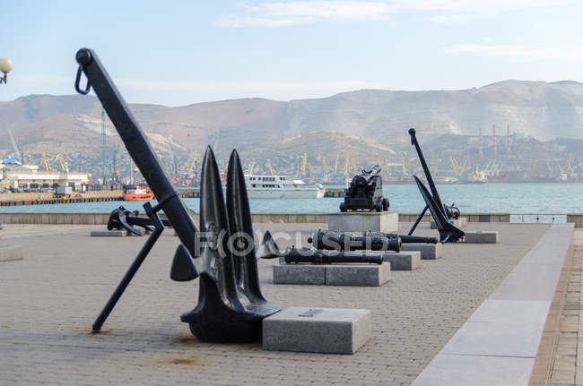 Old cannon and anchors on the Shore Promenade of Admiral Serebry — Stock Photo