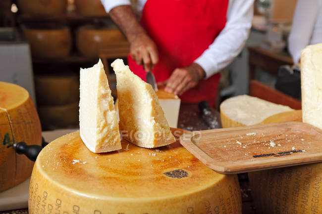 Formaggio di parmigiano. — Foto stock