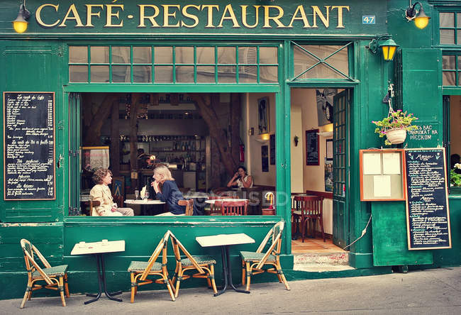 Café parisien typique . — Photo de stock