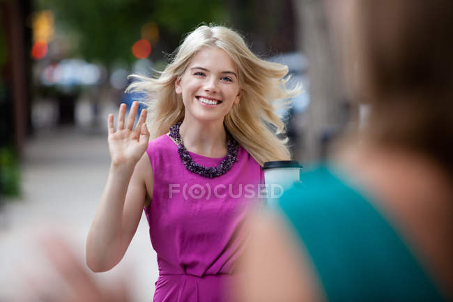 Mulher acenando Olá na rua — Fotografia de Stock