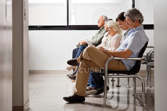 Очікування лікаря в лікарняному вестибюлі — стокове фото