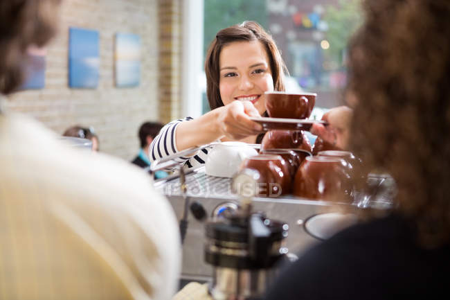 Клієнт беручи кави від barista — стокове фото