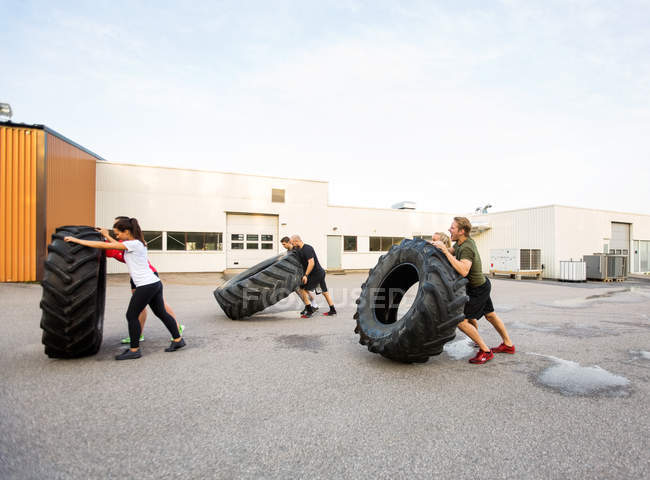 Sportler beim Reifen-Flip-Training im Freien — Stockfoto