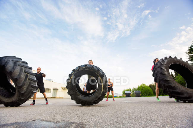 Sportler beim Reifen-Flip-Training — Stockfoto