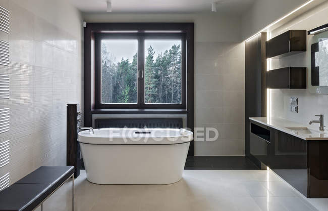 Luxury bathroom interior — Stock Photo