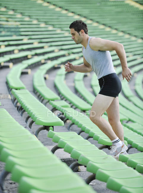 Jeune athlète courir — Photo de stock