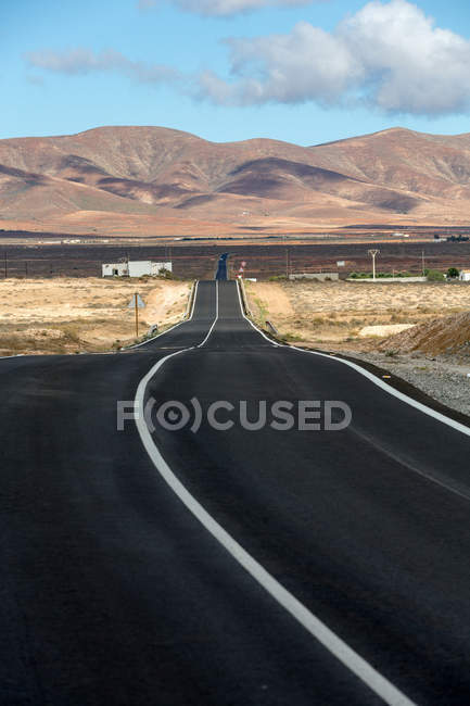 Прямая дорога на Фуэртевентуру. Канарские острова, Испания — стоковое фото