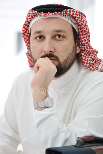Retrato del hombre árabe - foto de stock