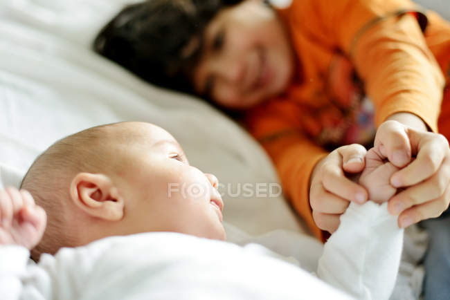 Baby auf Ledersofa — Stockfoto