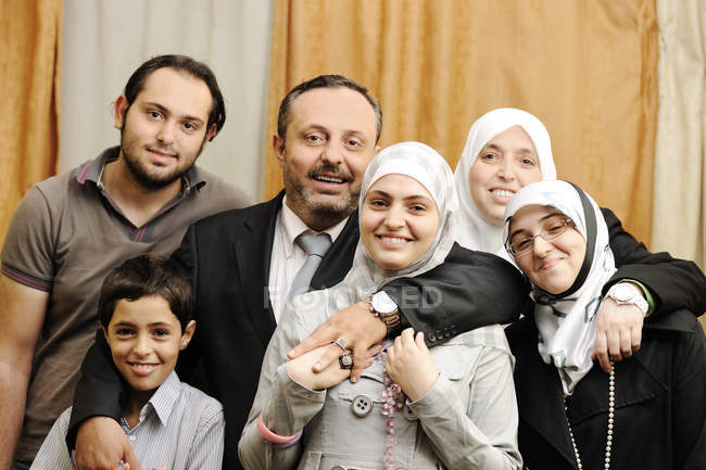 Familia árabe musulmana - foto de stock