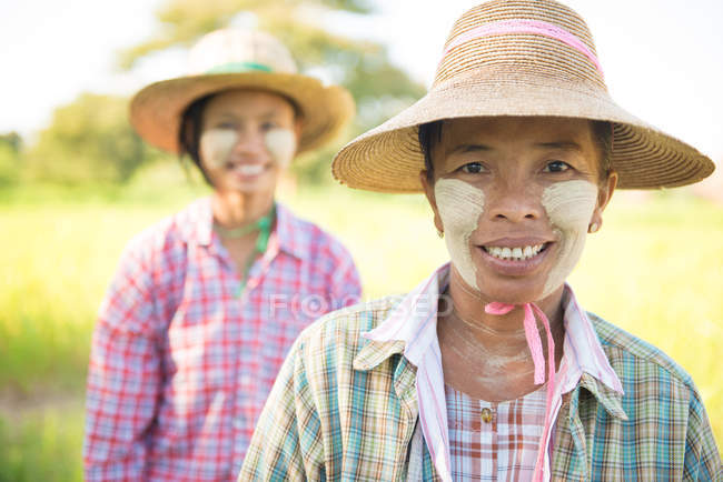 Retrato tradicional de agricultoras de Myanmar - foto de stock