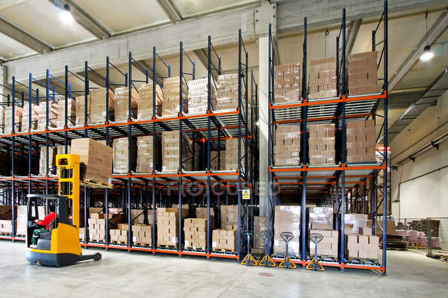 Magazzino carrello elevatore — Foto stock