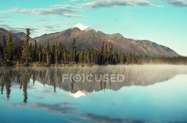 Bergsee auf alaska — Stockfoto