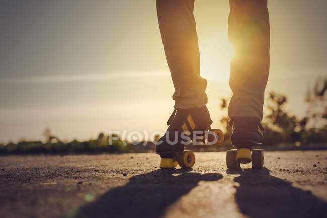 Woman Riding Roller Skates in Urban Environment — Stock Photo